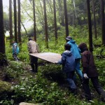 秘密基地の材料も頑張って持って行きます