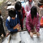 発酵させたピザ生地を麺棒で丸く延ばします