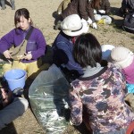 大量の竹の葉を切り刻むのは大変だ