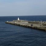 波浮漁港の防波堤。ここでも釣りをするかも