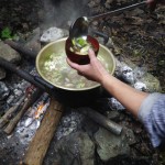 お昼には焚き火で芋煮